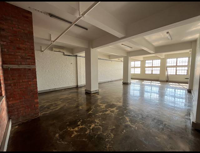 105M² BUSINESS TO LET IN WOODSTOCK